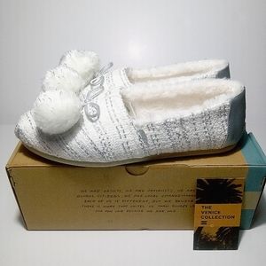 NIB TOMS Classic pom Pom slipper sz 10
